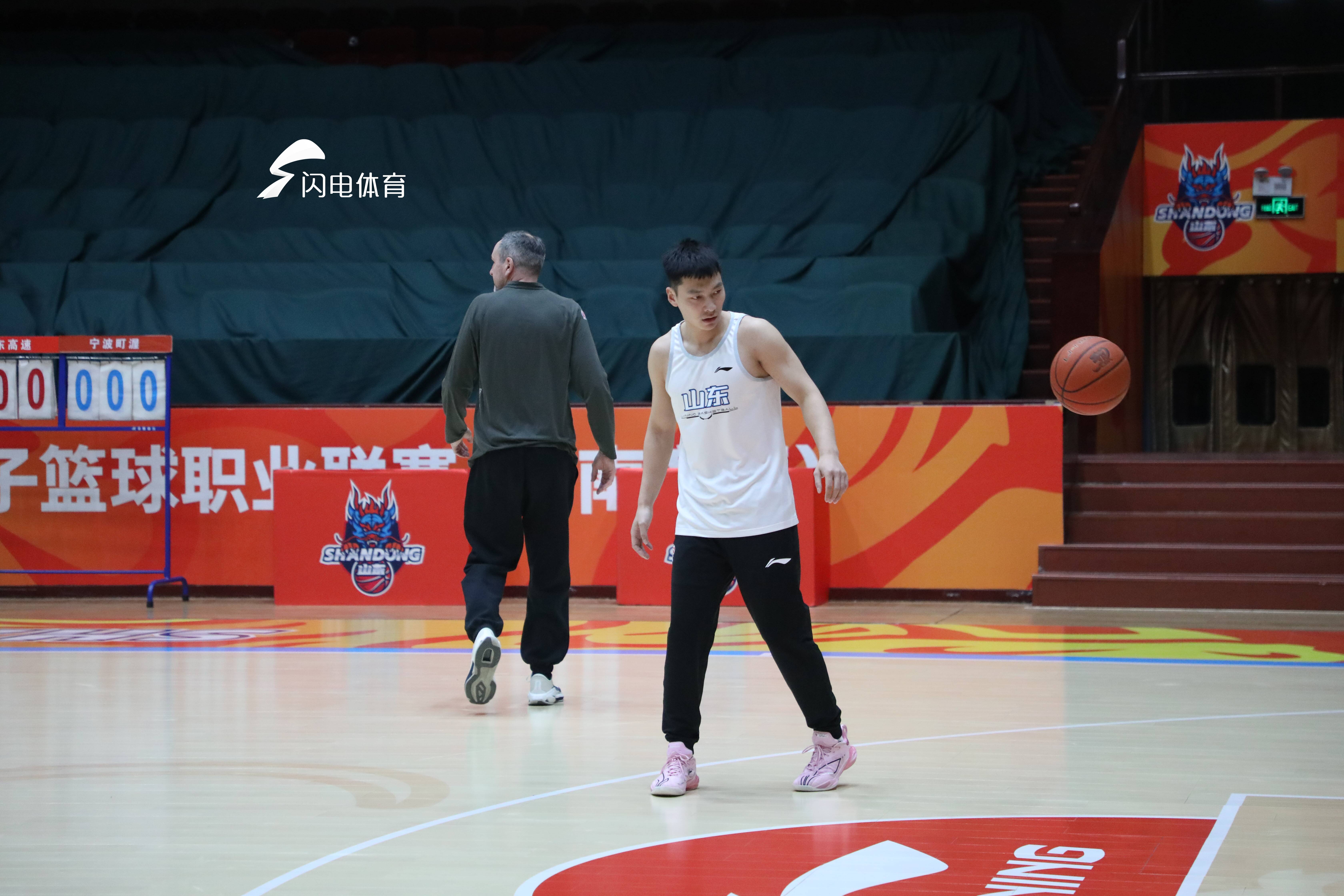 山东男篮备战对抗福建队，全队精神抖擞(山东男篮备战对抗福建队,全队精神抖擞了吗)