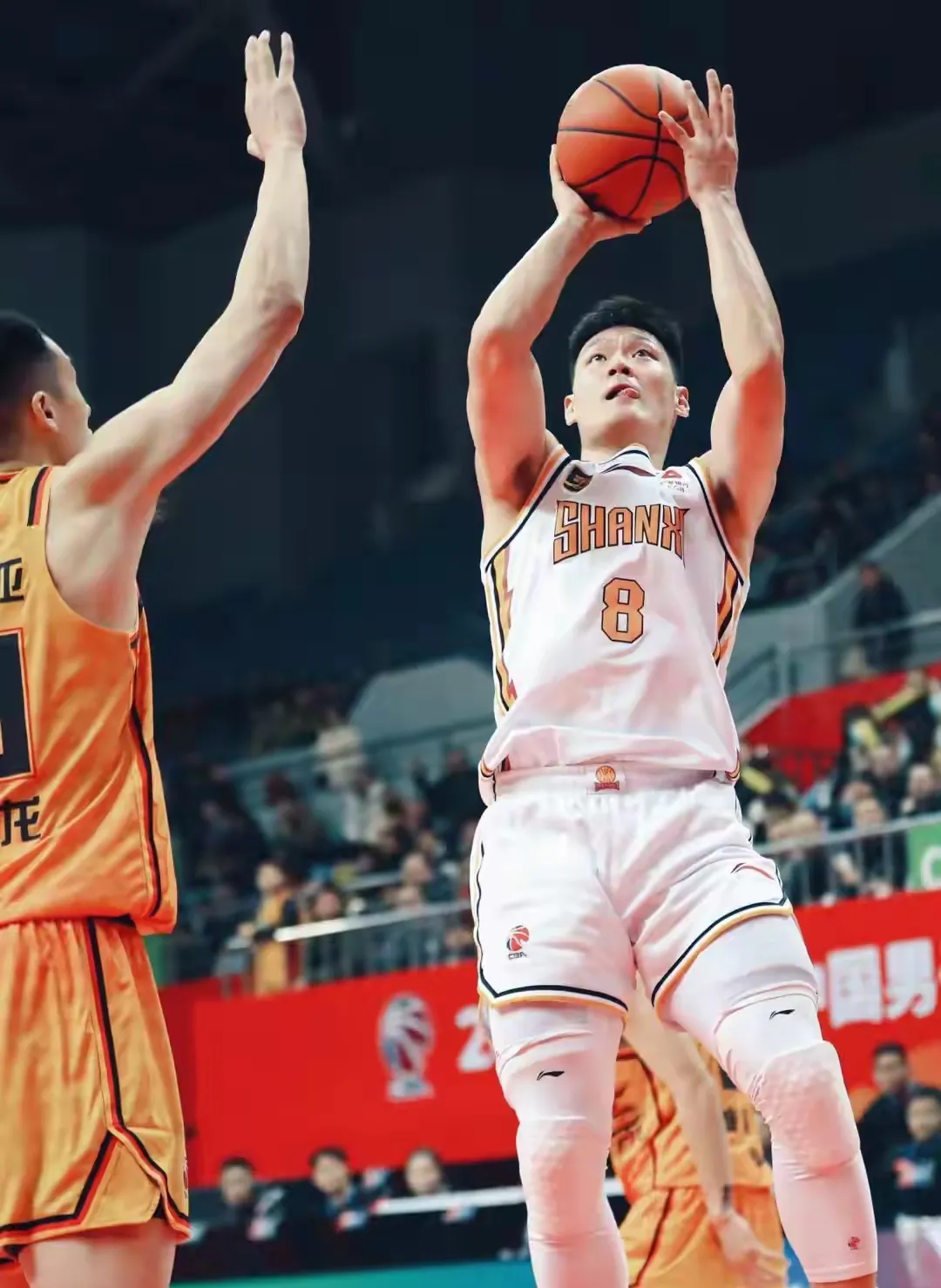 包含球队备受瞩目，球员们上演了激动人心的角逐的词条